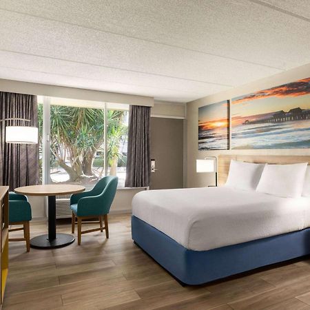 Days Inn By Wyndham Cocoa Beach Port Canaveral Bagian luar foto