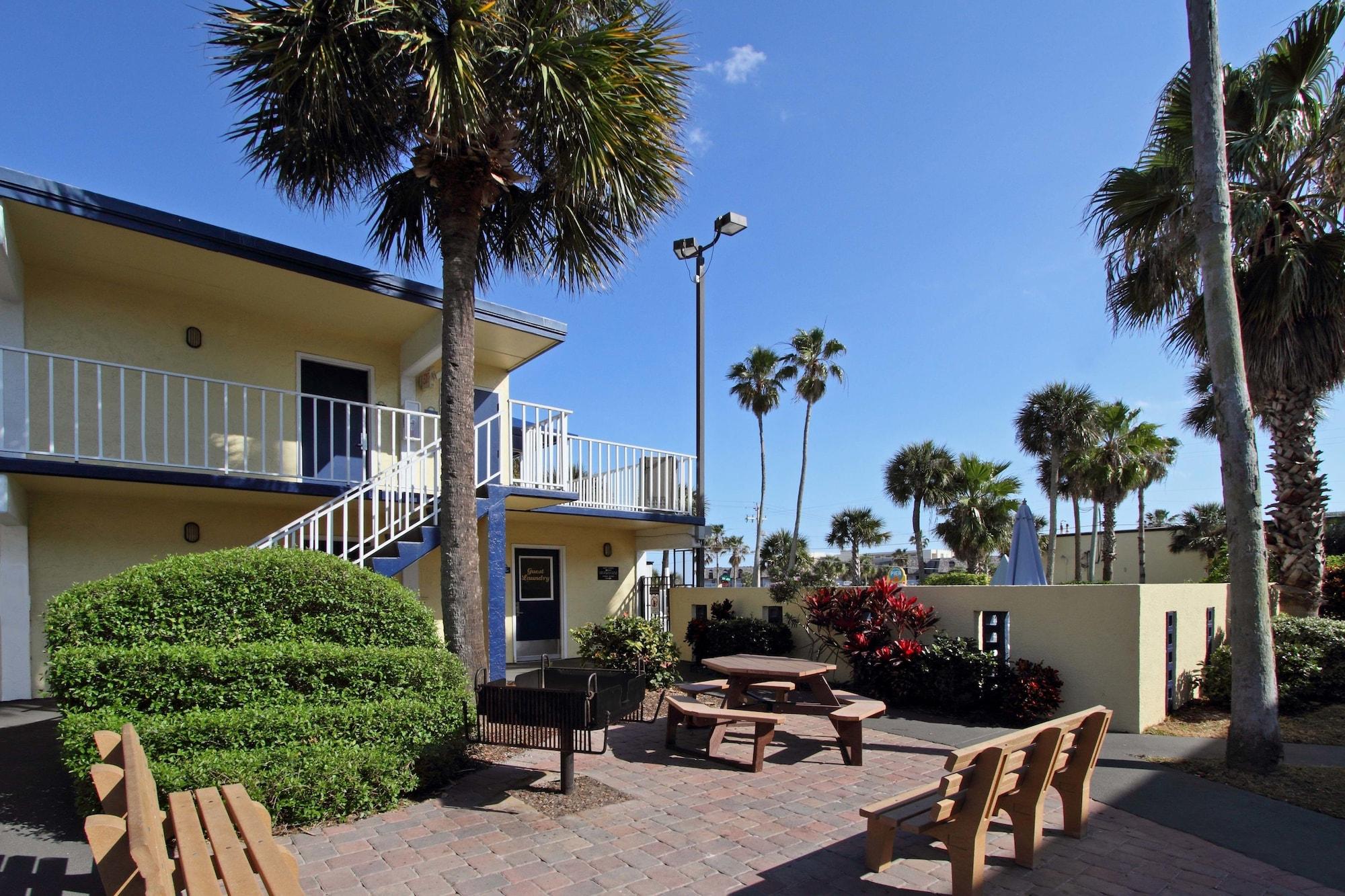 Days Inn By Wyndham Cocoa Beach Port Canaveral Bagian luar foto
