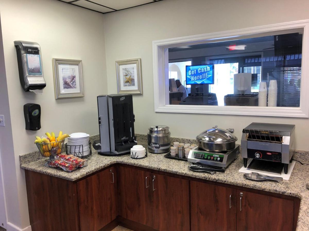 Days Inn By Wyndham Cocoa Beach Port Canaveral Bagian luar foto