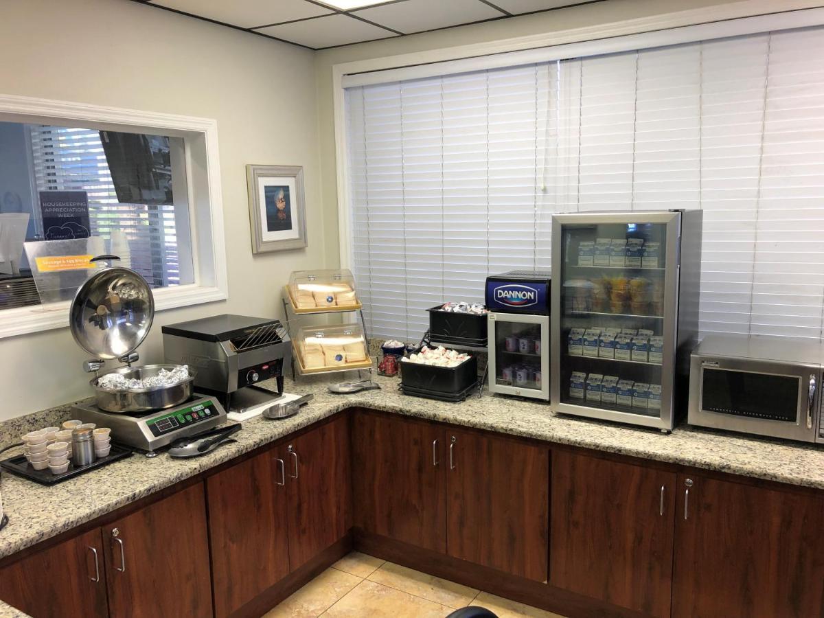 Days Inn By Wyndham Cocoa Beach Port Canaveral Bagian luar foto