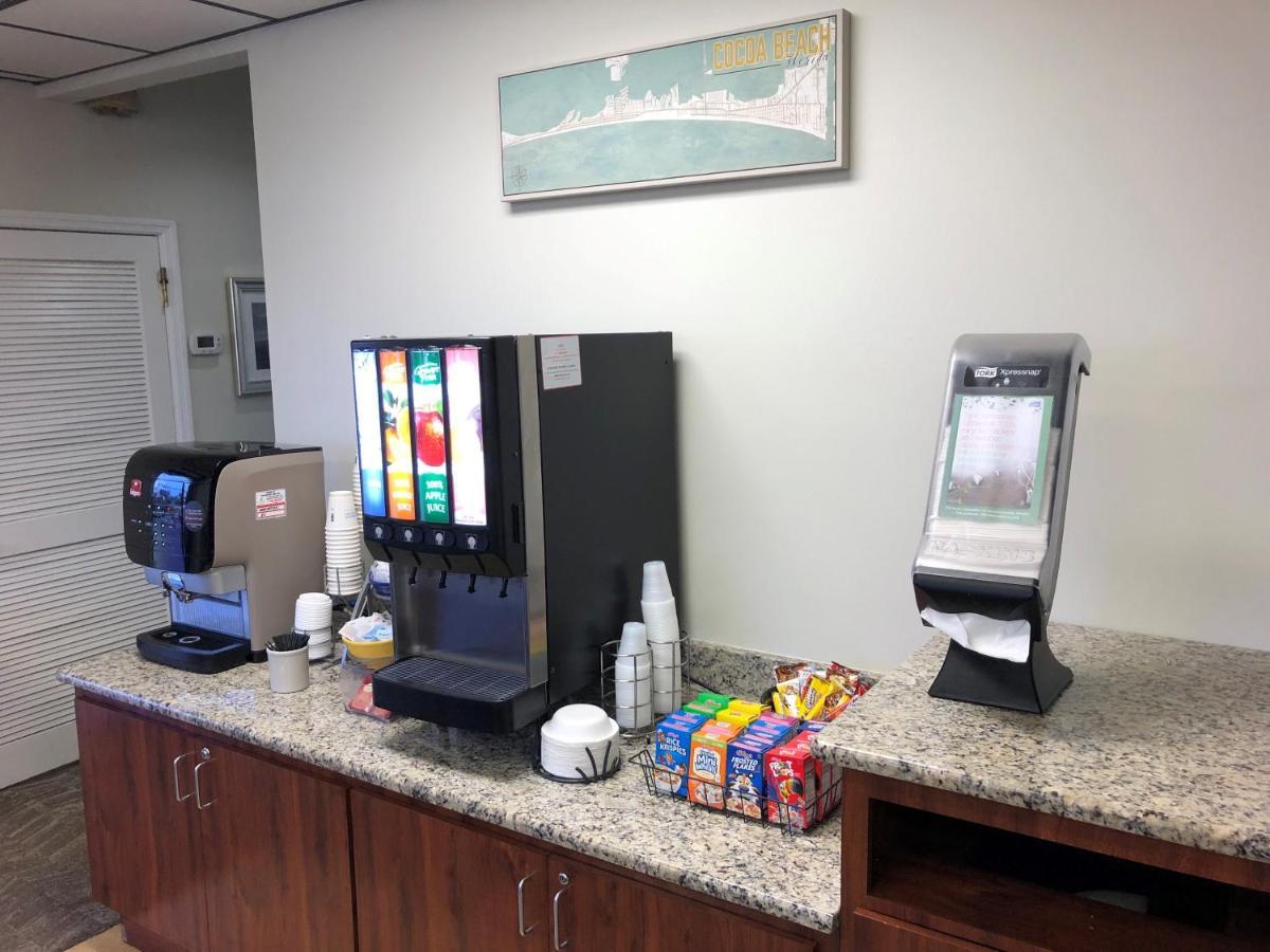 Days Inn By Wyndham Cocoa Beach Port Canaveral Bagian luar foto