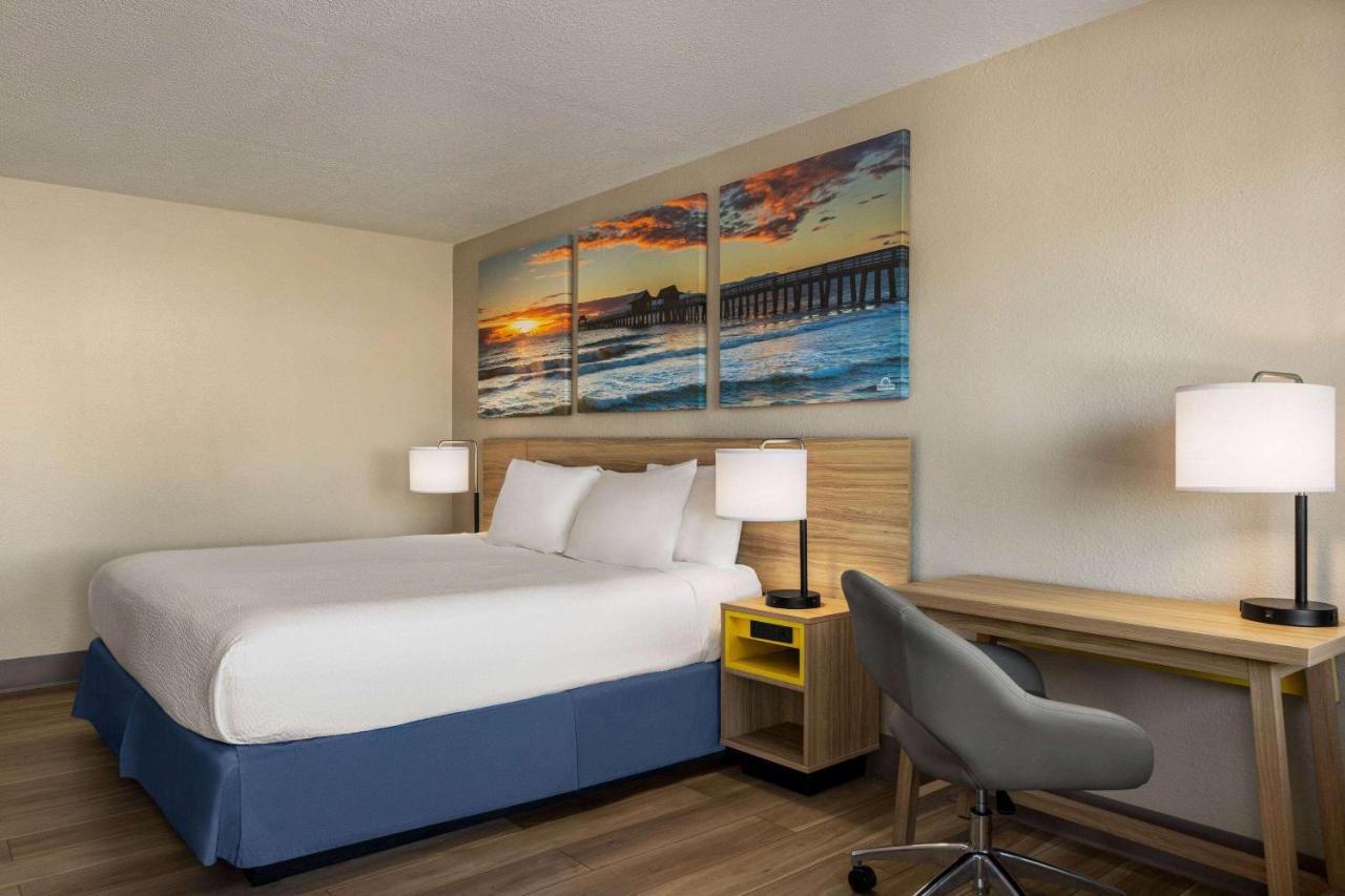 Days Inn By Wyndham Cocoa Beach Port Canaveral Bagian luar foto