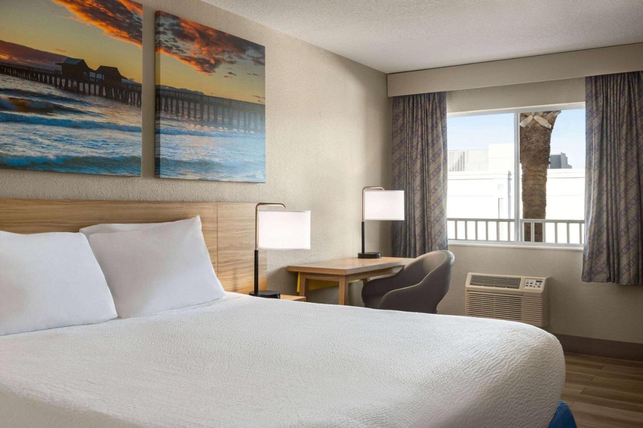 Days Inn By Wyndham Cocoa Beach Port Canaveral Bagian luar foto