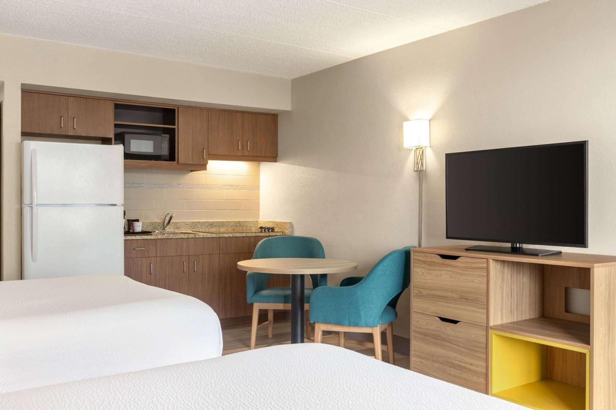 Days Inn By Wyndham Cocoa Beach Port Canaveral Bagian luar foto